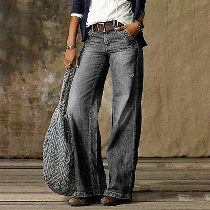 Jeans feminina cinza claro, perna larga e cintura média. Peça vintage para moda feminina, moderna e confortável.