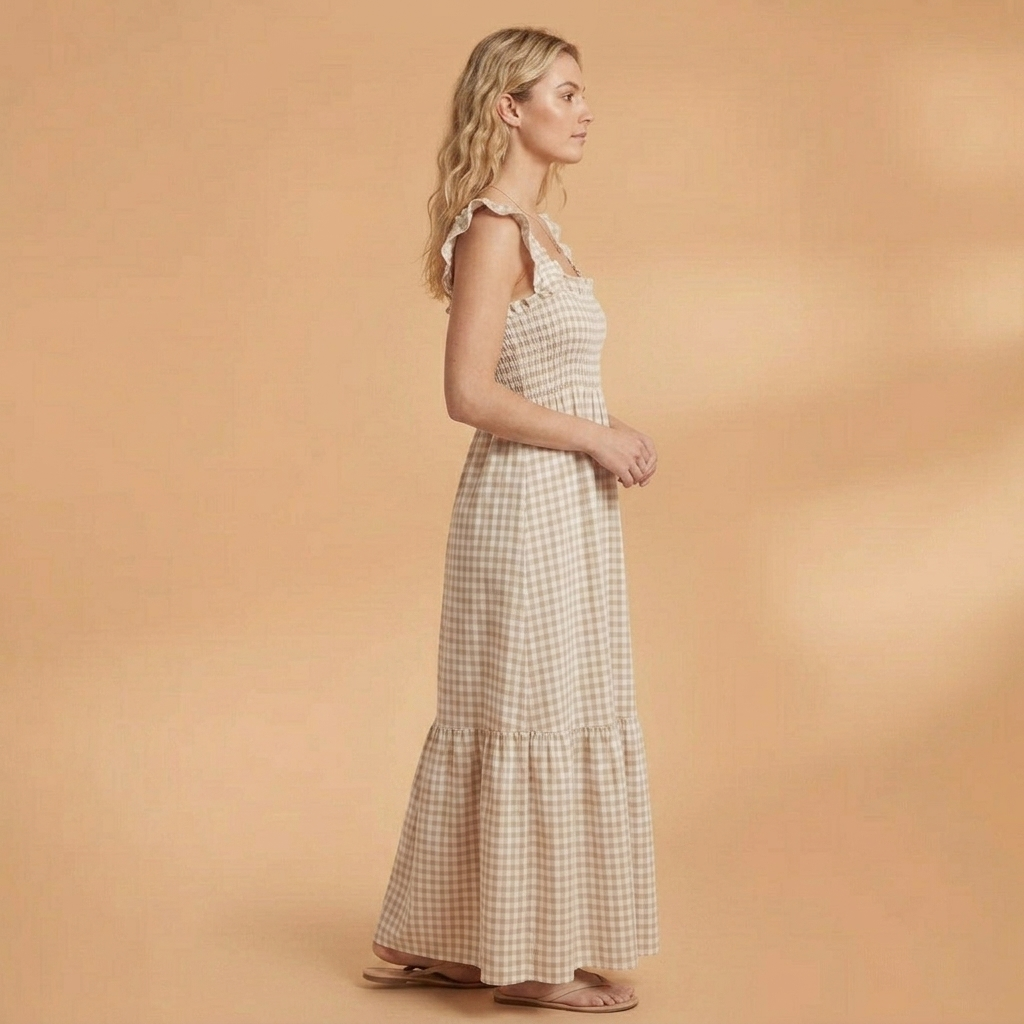 Vestido xadrez comprido de mulher. Modelo elegante com alças de folhos delicados. Perfeito para o verão.