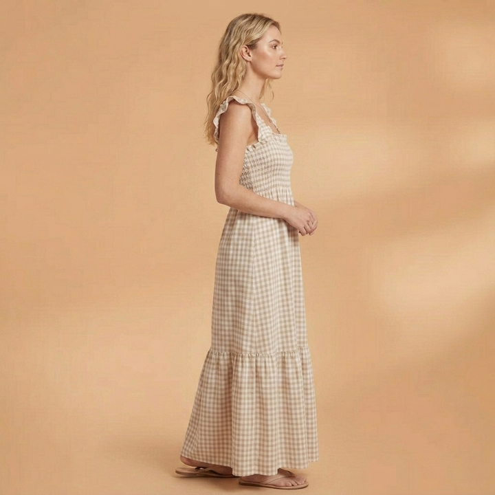 Vestido xadrez comprido de mulher. Modelo elegante com alças de folhos delicados. Perfeito para o verão.