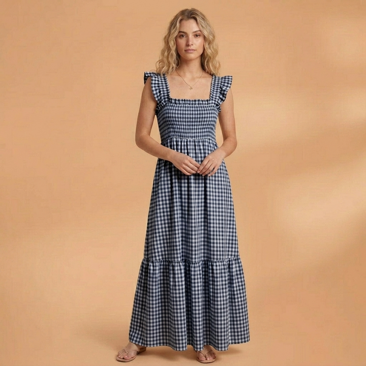 Vestido de verão comprido xadrez para mulher. Alças de folhos, design casual e confortável. Moda feminina.