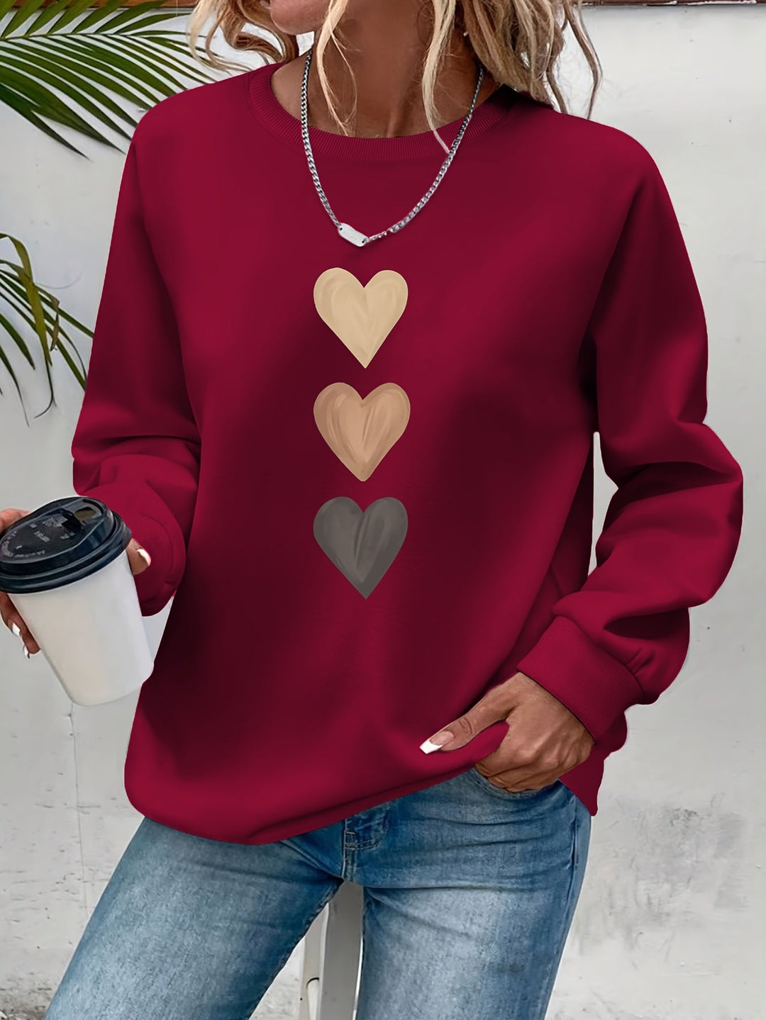 Camisola feminina Amara com design de corações, perfeita para adicionar um toque romântico e aconchegante.