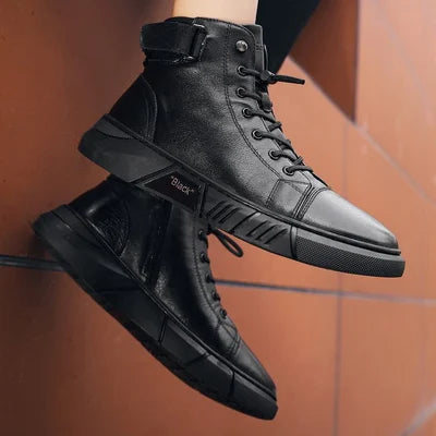 Botas masculinas pretas de couro robustas e resistentes, projetadas para durabilidade em trabalho e aventura.
