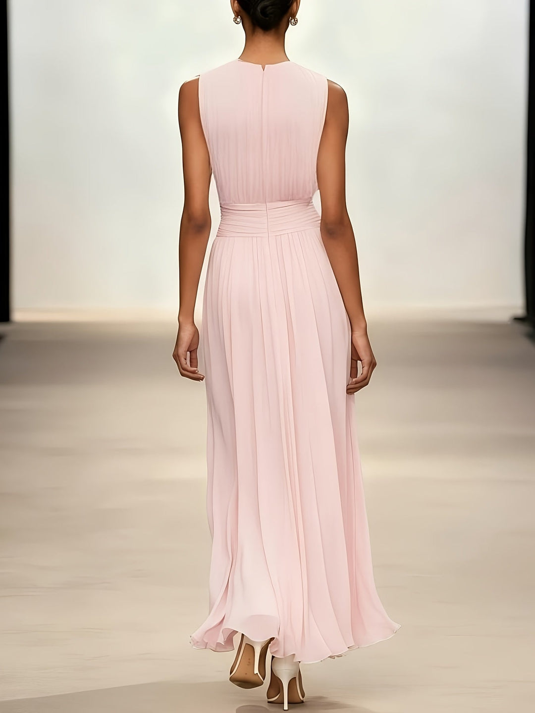 Vestido maxi Kira para passeios de verão. Roupa feminina elegante e fluida. Perfeito para um look casual sofisticado.