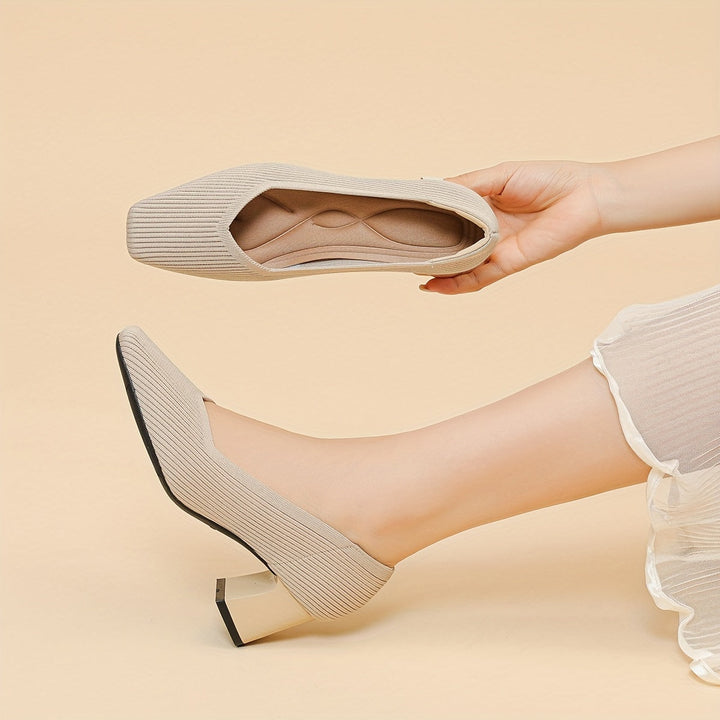 Sapatos femininos modernos com salto bloco, ideais para conforto e estilo casual.