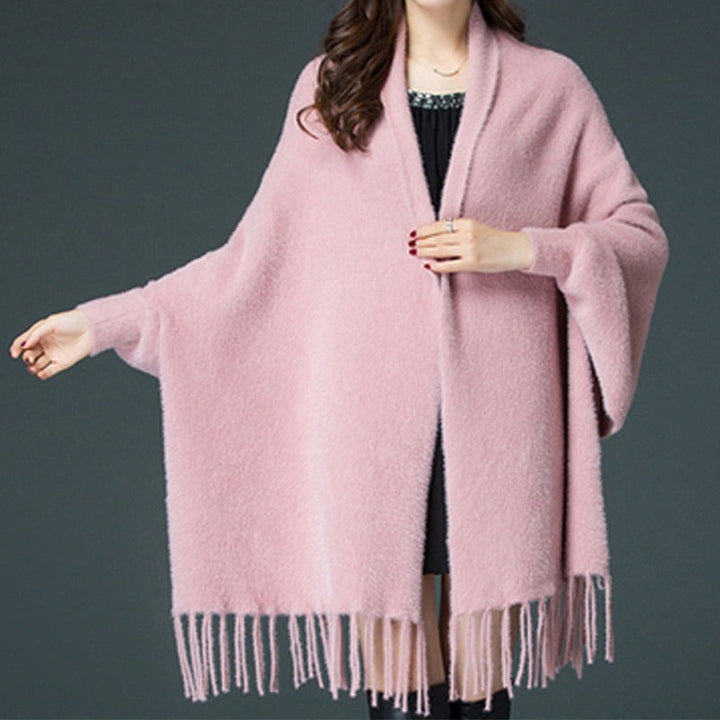 Casaco feminino elegante com franjas, essencial para a moda inverno, proporcionando conforto e estilo moderno.