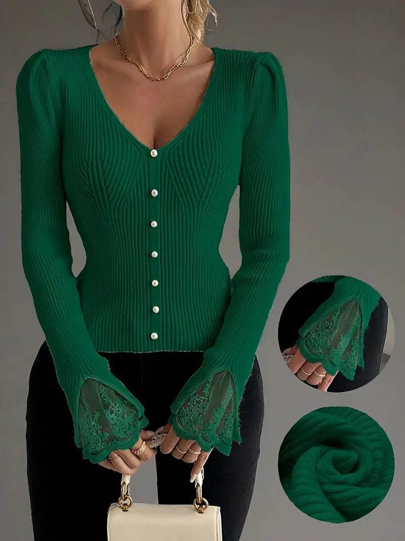 Camisola feminina canelada, decote em V com delicada renda. Peça essencial para moda outono/inverno e casual chic.