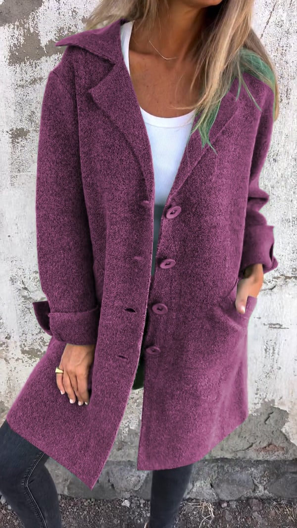 Design elegante de casaco feminino com lapelas proeminentes e botões, para um look casual sofisticado.