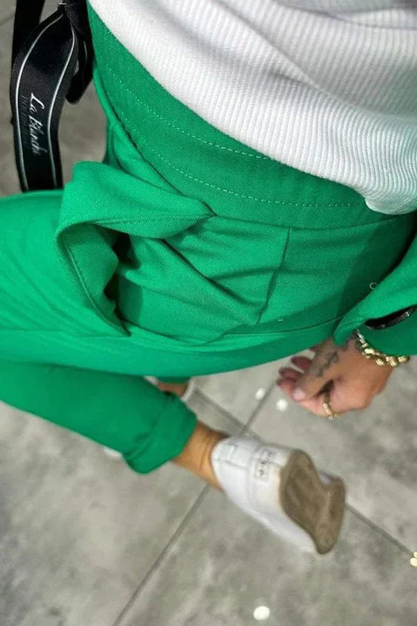 Conjunto feminino completo com jaqueta aberta e calça jogger. Ideal para um look casual, confortável e versátil.