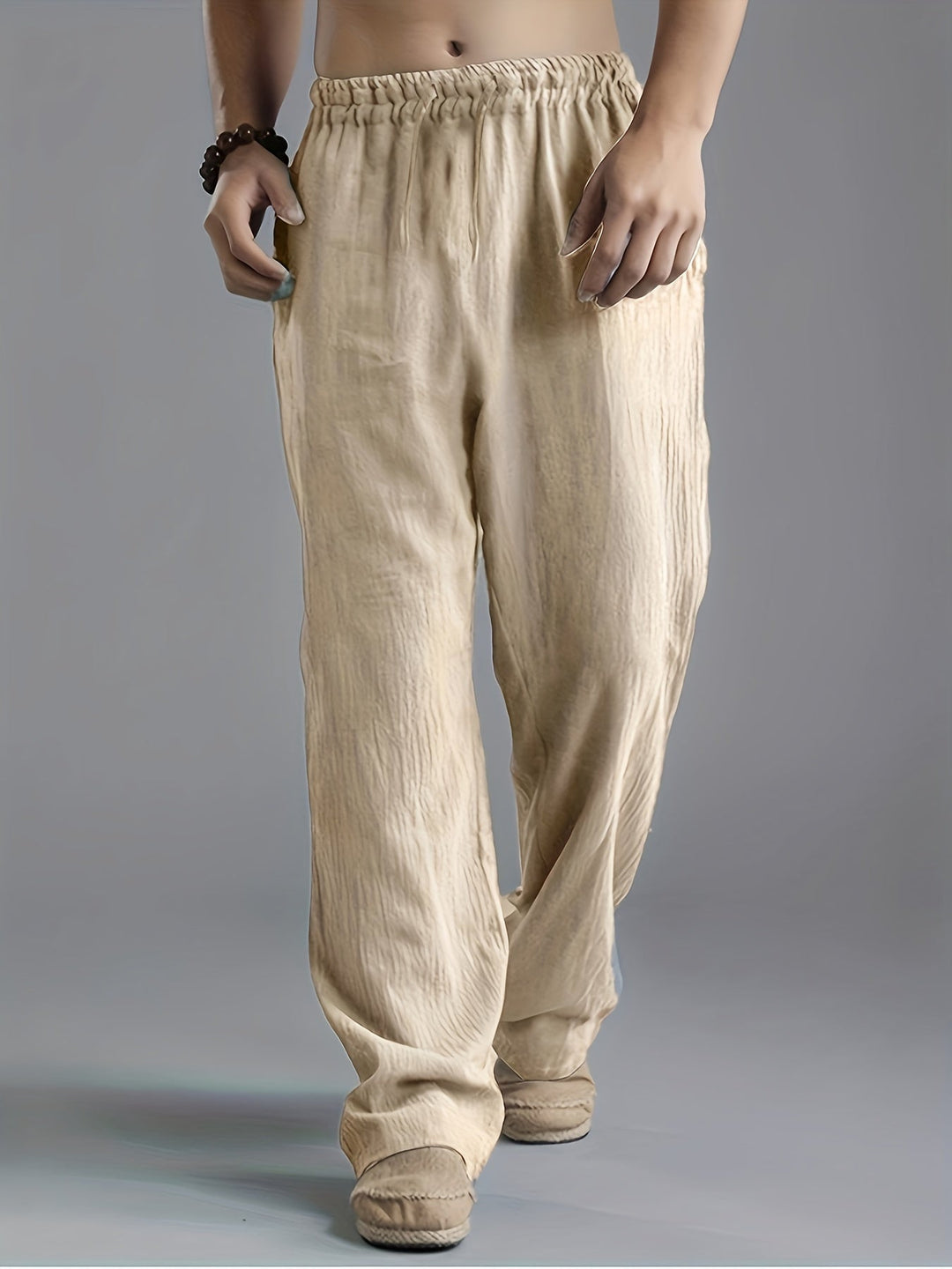 Homem usando calças masculinas casuais e confortáveis, look de verão descontraído.