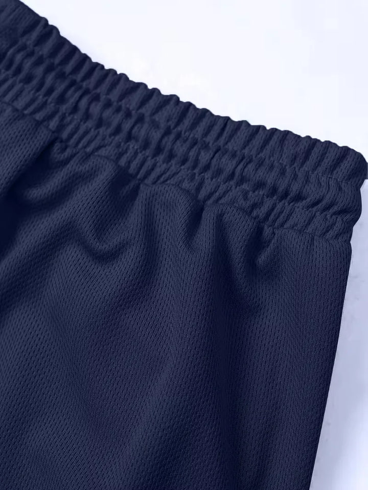 Conjunto masculino com polo elegante e shorts confortáveis para o verão.