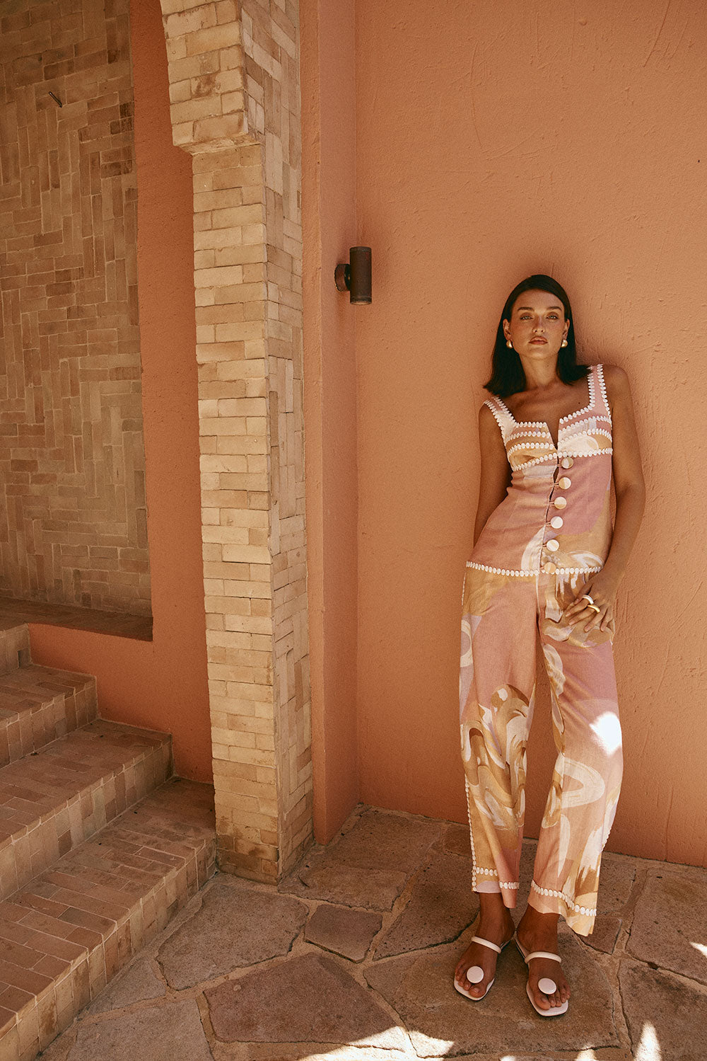 Blusa rosa feminina elegante com estampa, sem mangas e botões, perfeita para moda casual de verão.