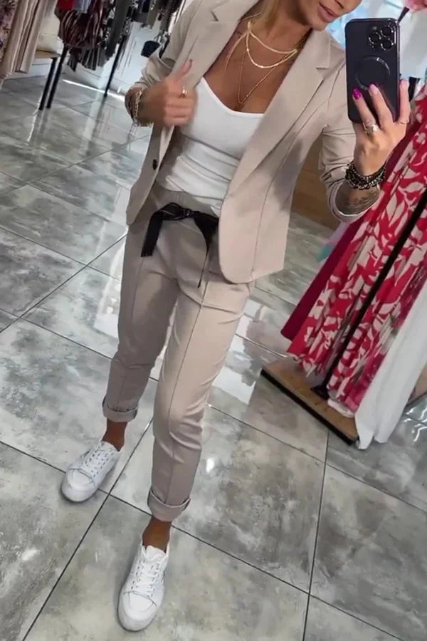 Conjunto feminino com jaqueta de corte moderno e calça jogger. Caimento confortável, estilo elegante.