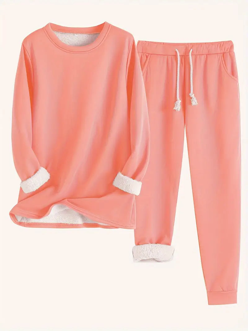 Vista frontal de conjunto lounge feminino de moletom com detalhes de costura e calça jogger.