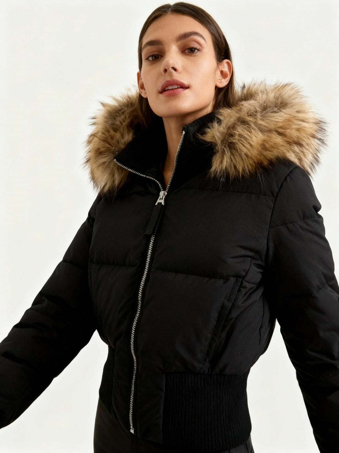 Casaco acolchoado feminino com capuz e pelo sintético, ideal para inverno elegante.