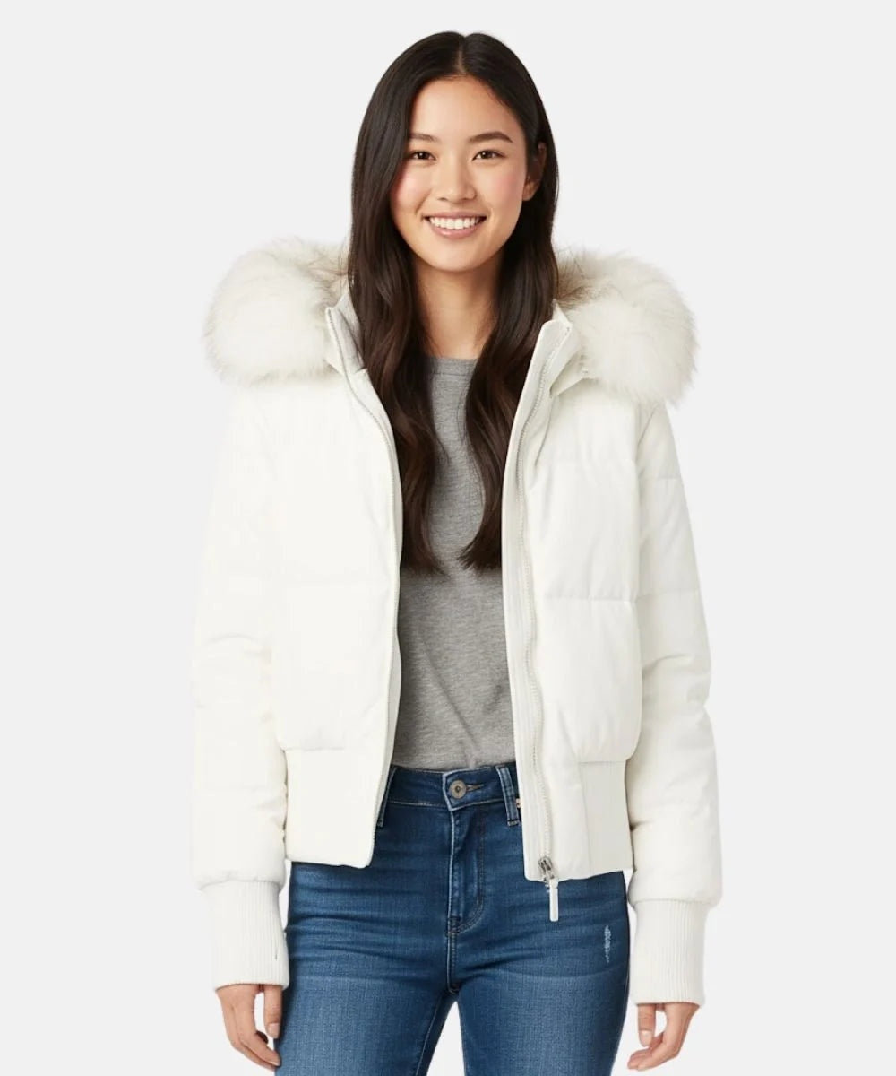 Casaco quente feminino com capuz forrado e gola de pelo sintético, perfeito para o frio.