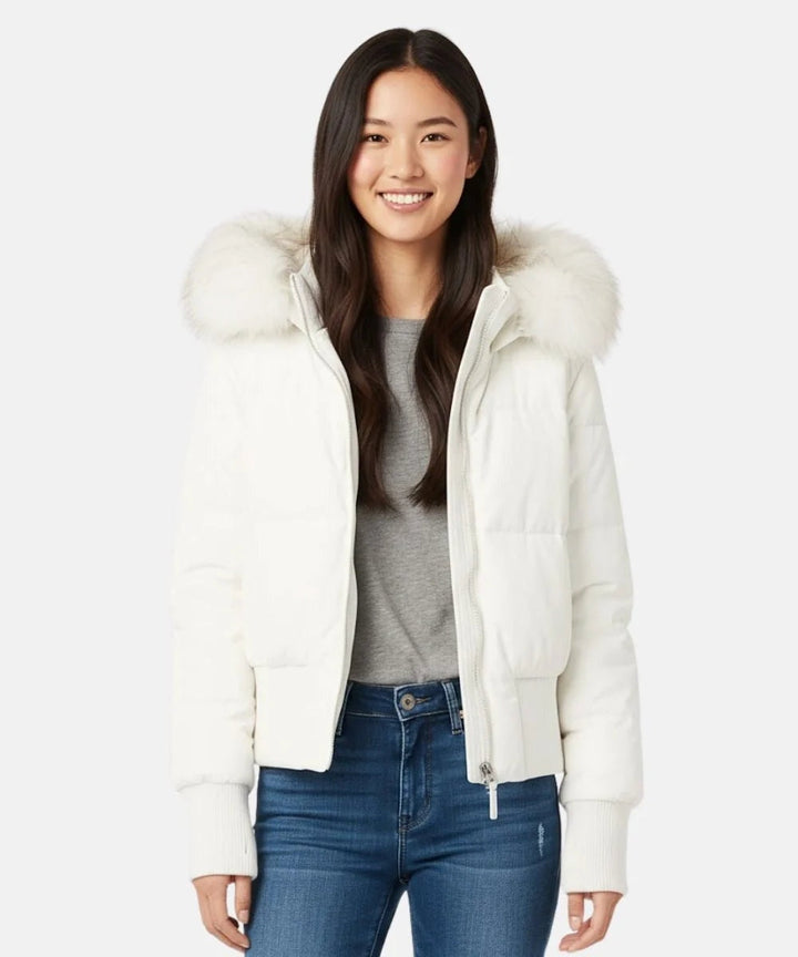 Casaco quente feminino com capuz forrado e gola de pelo sintético, perfeito para o frio.