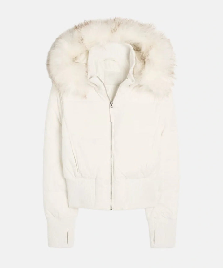 Casaco acolchoado feminino com capuz de pelo sintético, ideal para o inverno e clima frio.