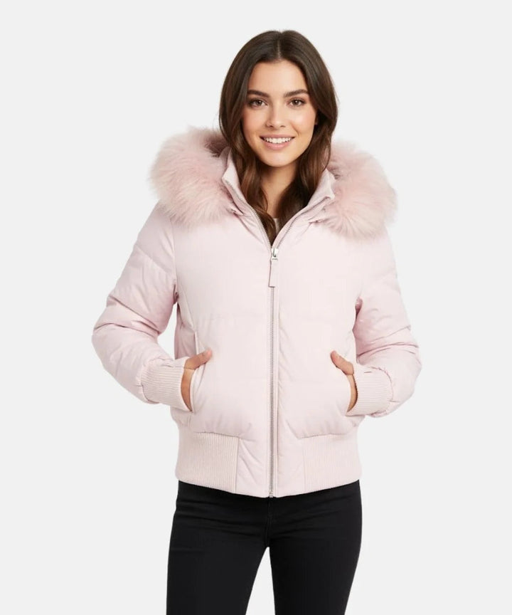 Casaco acolchoado feminino com capuz e pelo sintético, perfeito para um look de inverno.