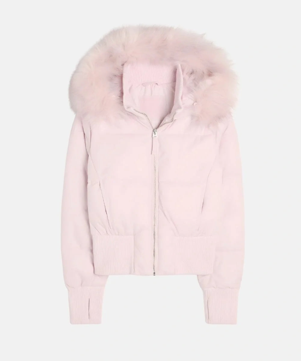 Casaco feminino elegante, acolchoado, com capuz e detalhe de pelo sintético para o frio.
