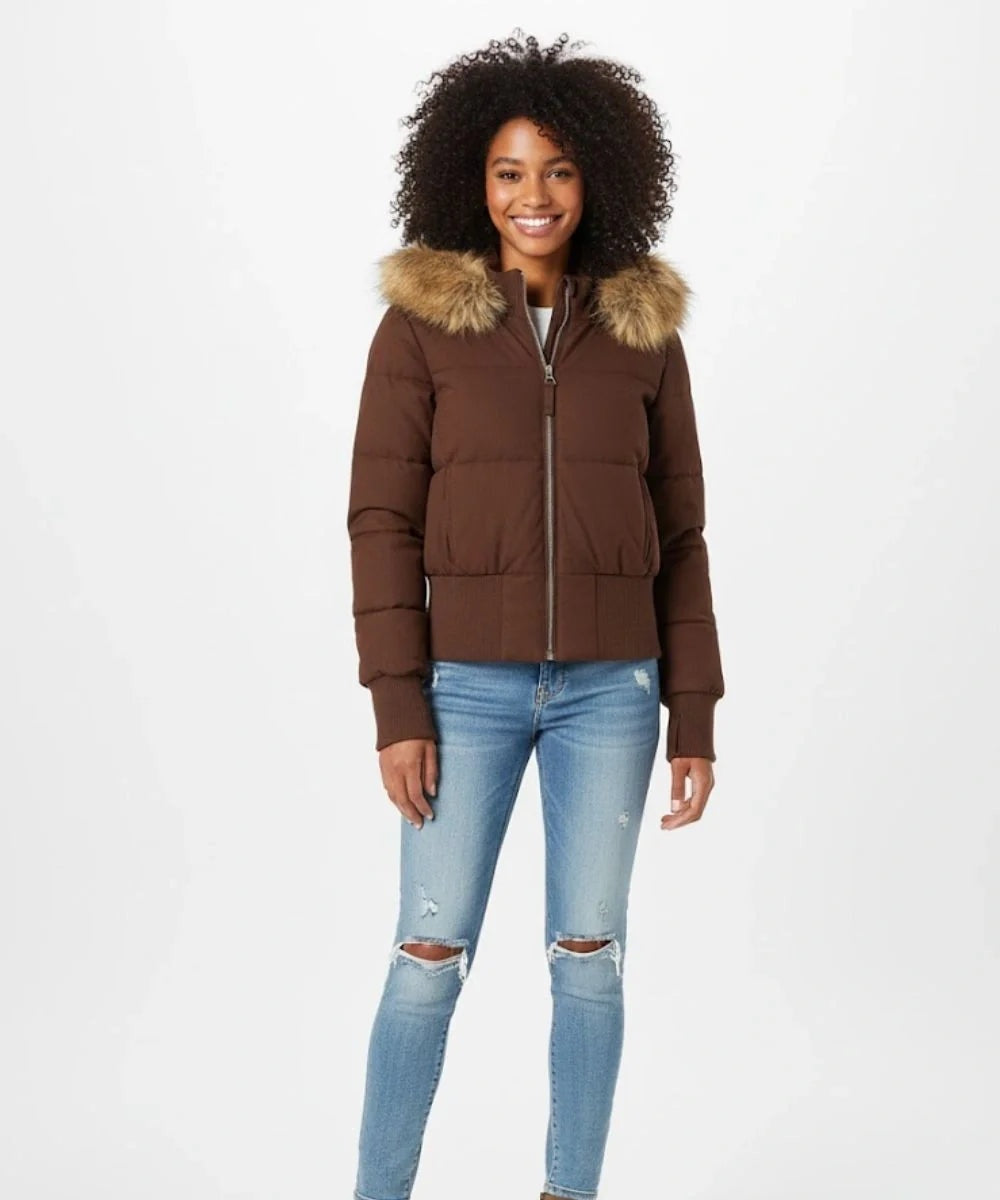Moda feminina: casaco acolchoado quente com capuz e pelo sintético, muito elegante.