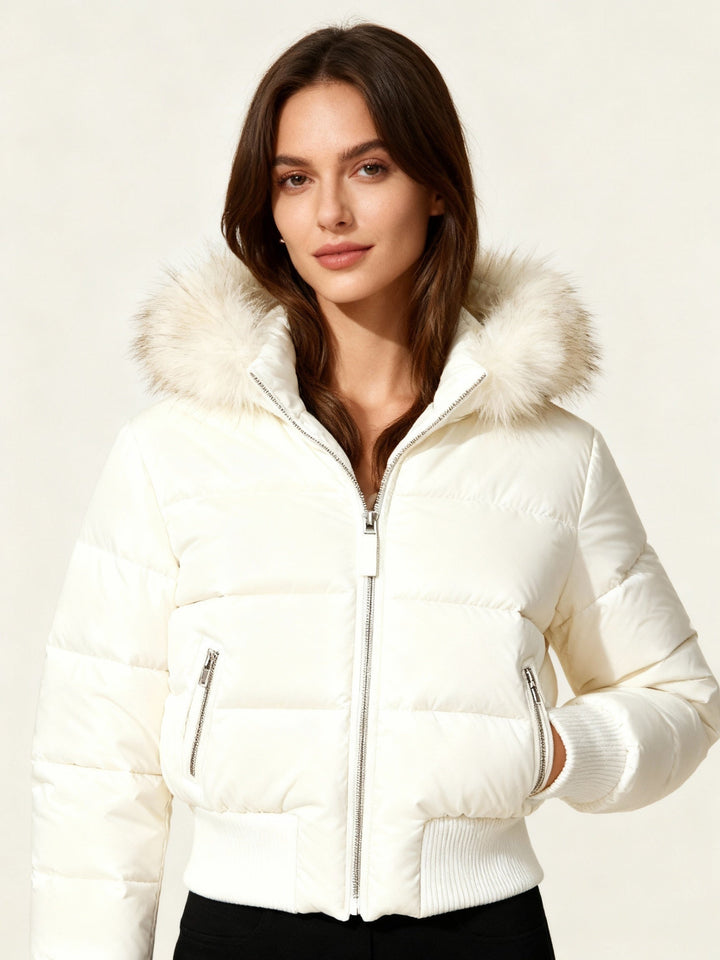 Casaco feminino acolchoado, estilo parka, com capuz e detalhe luxuoso de pelo sintético.