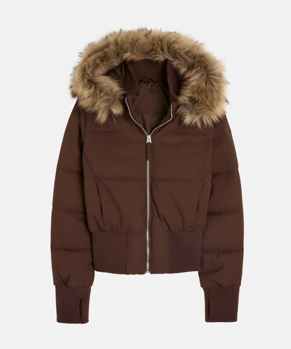 Casaco acolchoado feminino com capuz forrado e pelo sintético, ideal para a estação fria.