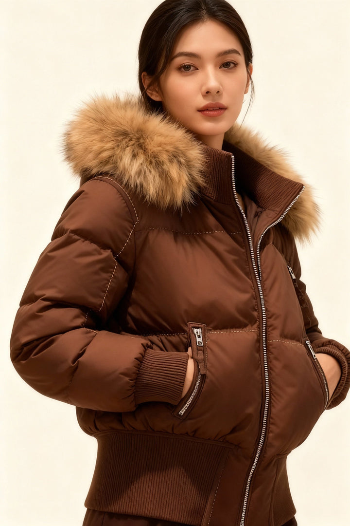 Casaco feminino para o inverno, acolchoado, com capuz e detalhe de pelo sintético.