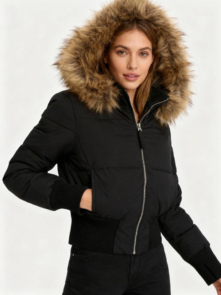 Elegante casaco acolchoado feminino com capuz removível e acabamento em pelo sintético.