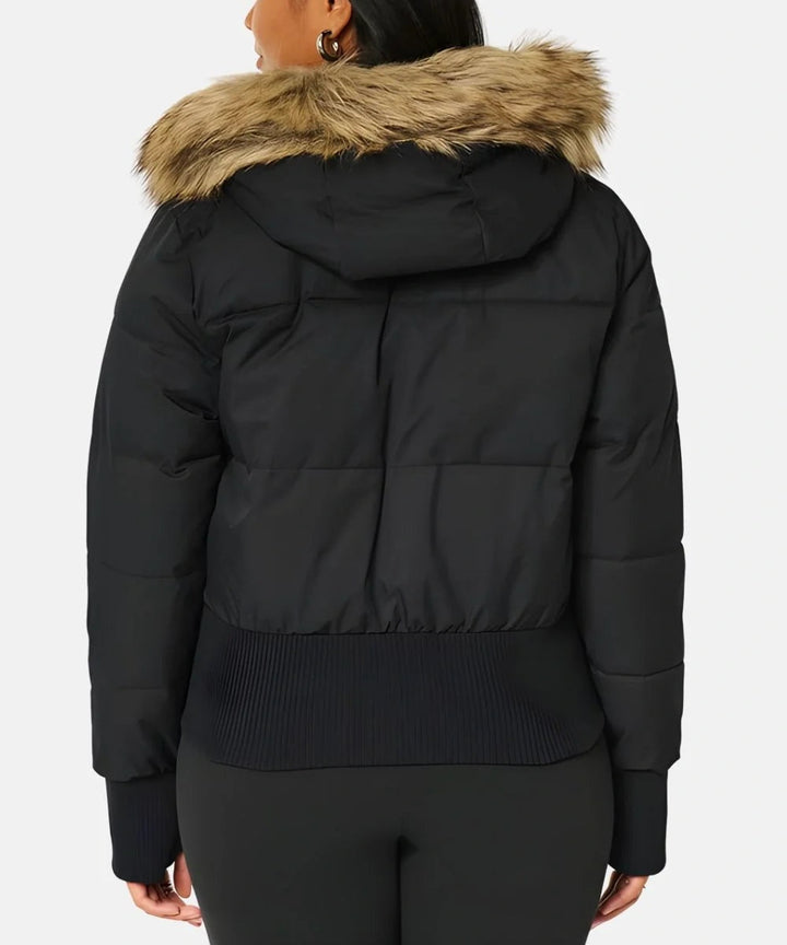 Casaco de inverno feminino acolchoado com capuz quente e detalhe de pelo sintético.