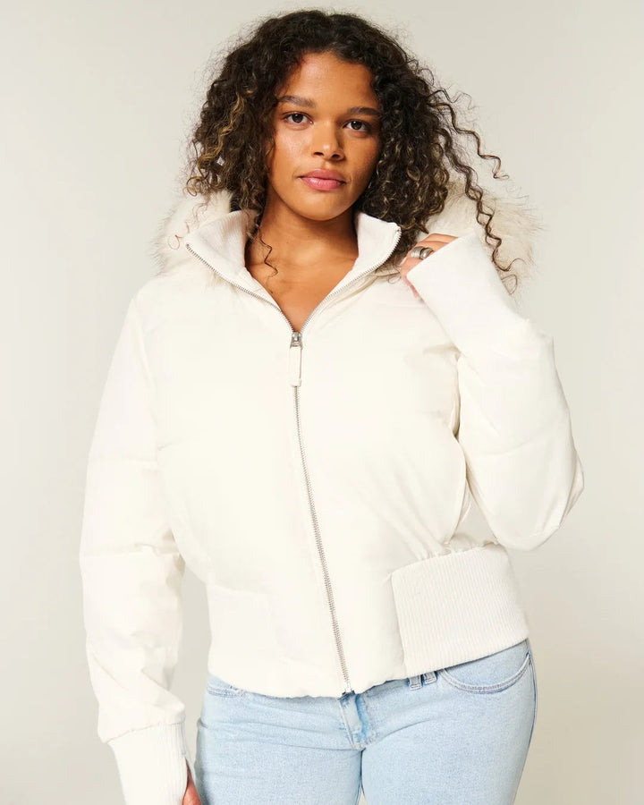 Casaco acolchoado feminino com capuz ajustável e pelo sintético macio, moda inverno.