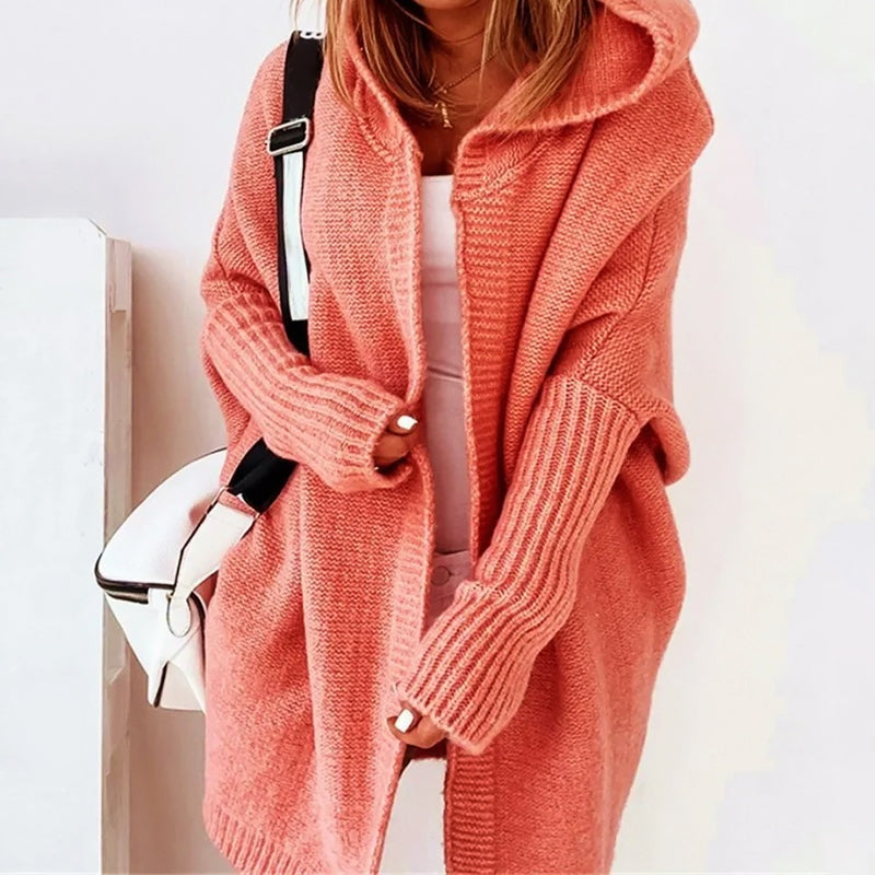 Elegante casaco de malha feminino comprido oversize com capuz, ideal para looks de inverno e outono.