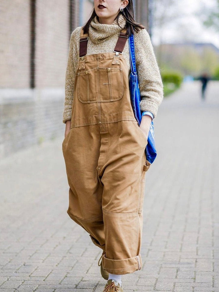 Jardineira feminina de algodão com corte largo e alças ajustáveis. Roupa confortável e casual para mulher.