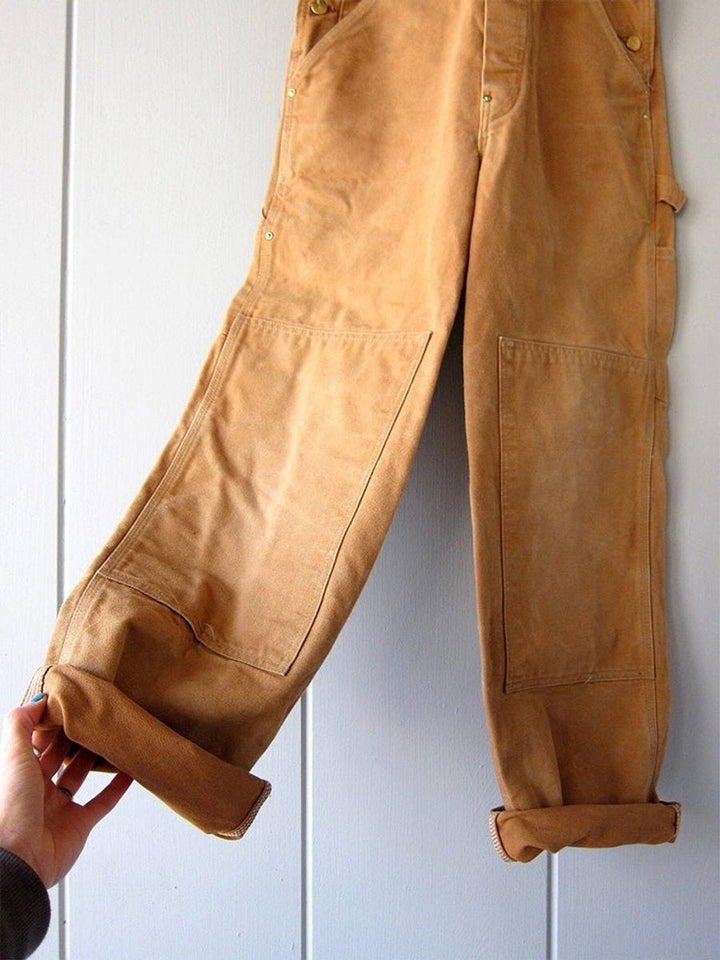 Jardineira feminina casual de algodão confortável, com corte largo e alças ajustáveis. Moda mulher.