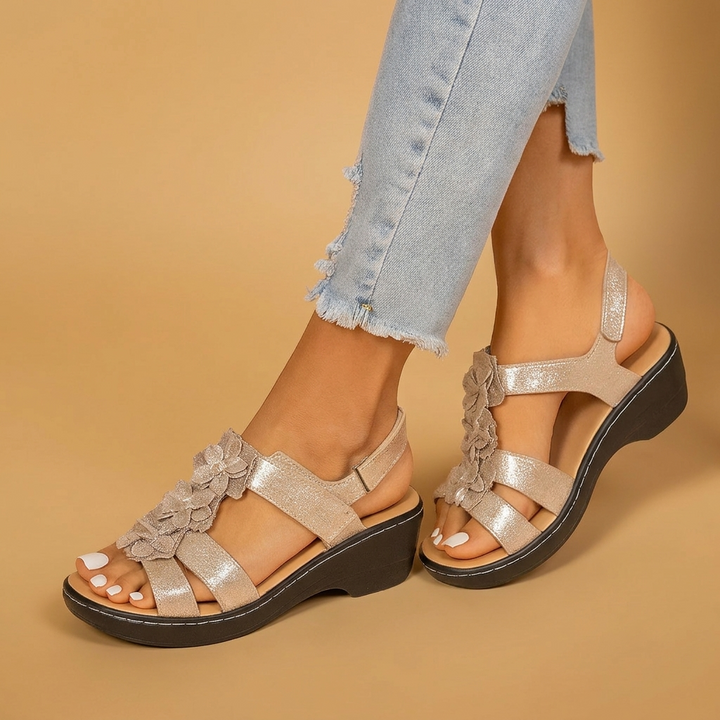 Calçado feminino plataforma com design de tiras e fivela, ideal para um look elegante e casual de verão.