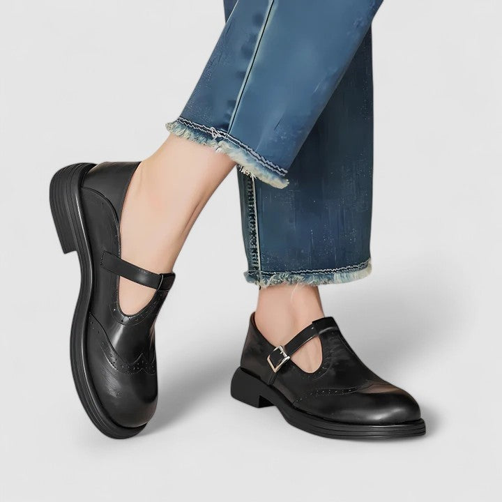 Par de sapatos Oxford Mary Jane para mulher, em estilo brogue, perfeitos para look clássico ou casual.