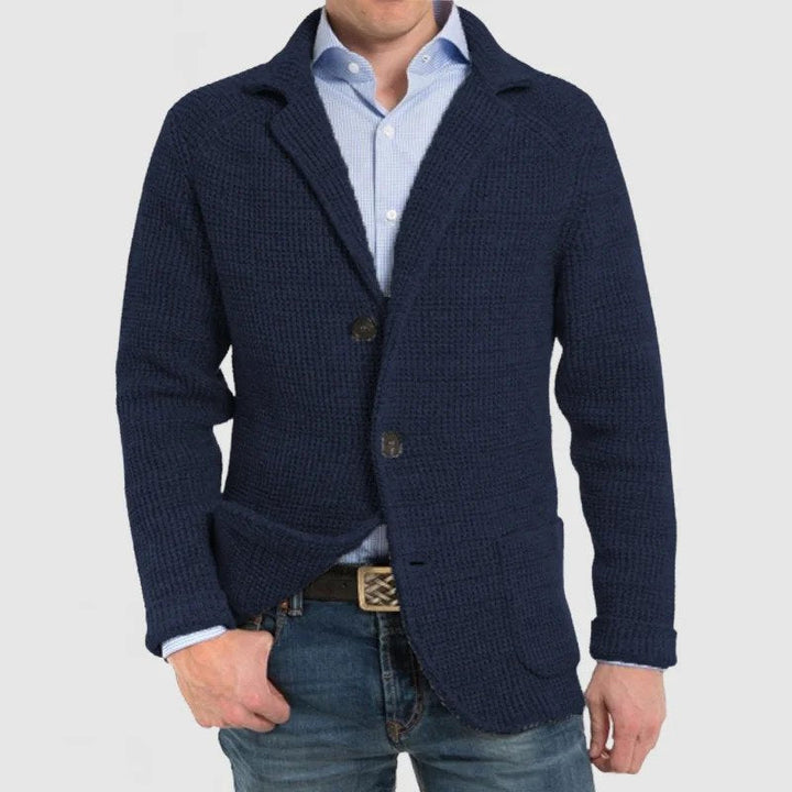 Visual masculino: jaqueta clássica com botões e bolsos, adicionando sofisticação ao guarda-roupa de inverno.