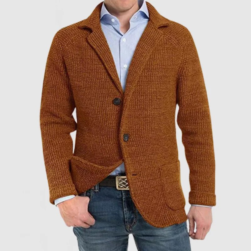 Roupa masculina: jaqueta clássica com botões, bolsos e gola. Essencial para o look de outono inverno.