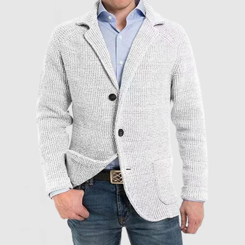 Look masculino com jaqueta clássica, botões e bolsos. Elegância e aquecimento para os dias de outono inverno.
