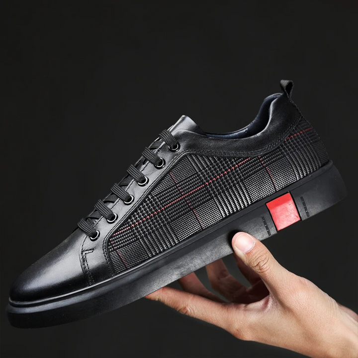 Tênis masculino casual preto de cano baixo com cadarços, ideal para conforto e estilo no dia a dia.