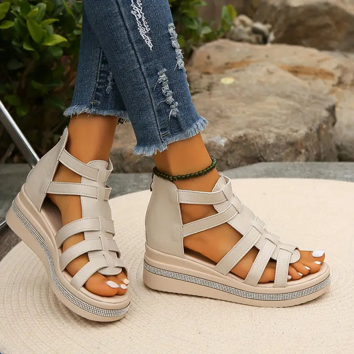 Sandálias femininas com brilho vistas de cima, ideal para festas e eventos de verão.