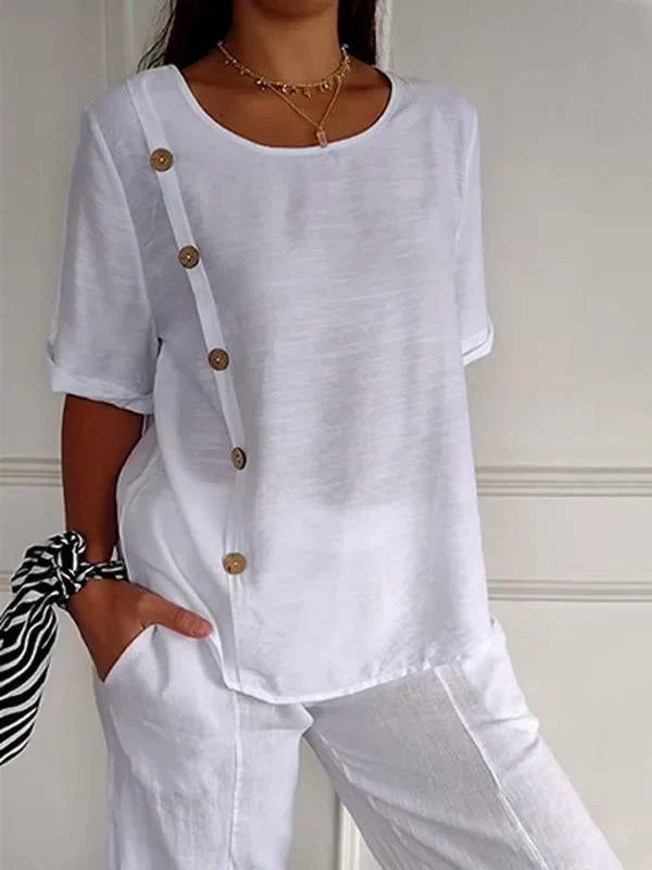 Camisa feminina com botões frontais, design casual elegante. Blusa versátil para conforto e estilo moderno.