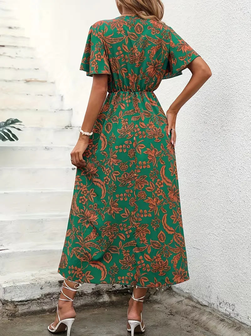 Vestido de verão envolvente com estampa floral. Design bohemia, manga curta, elegante e casual.