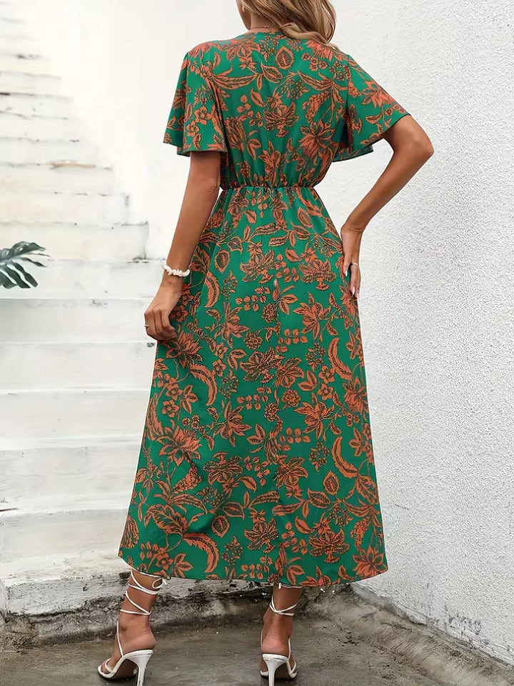 Vestido de verão envolvente com estampa floral. Design bohemia, manga curta, elegante e casual.