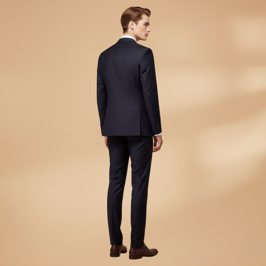 Fato 3 peças slim-fit para homem, exibindo blazer, colete e calças. Ideal para um look de roupa formal e elegante.