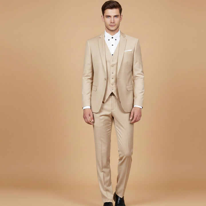 Terno social masculino com colete, proporcionando um look impecável para qualquer ocasião formal.