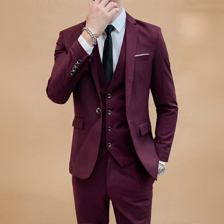 Blazer, colete e calças de fato masculino slim fit, ideal para um visual formal e moderno.
