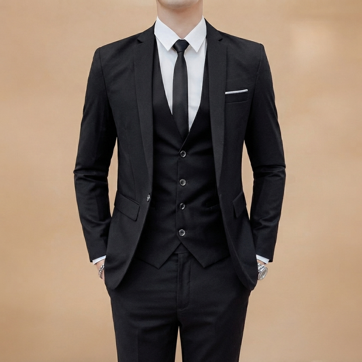 Homem veste fato masculino de 3 peças slim fit, exalando elegância em cerimónia formal.