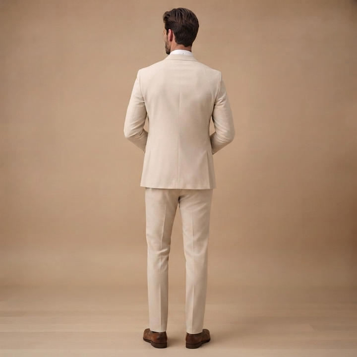 Vestuário formal slim fit azul marinho com blazer, colete e calças para homem moderno.