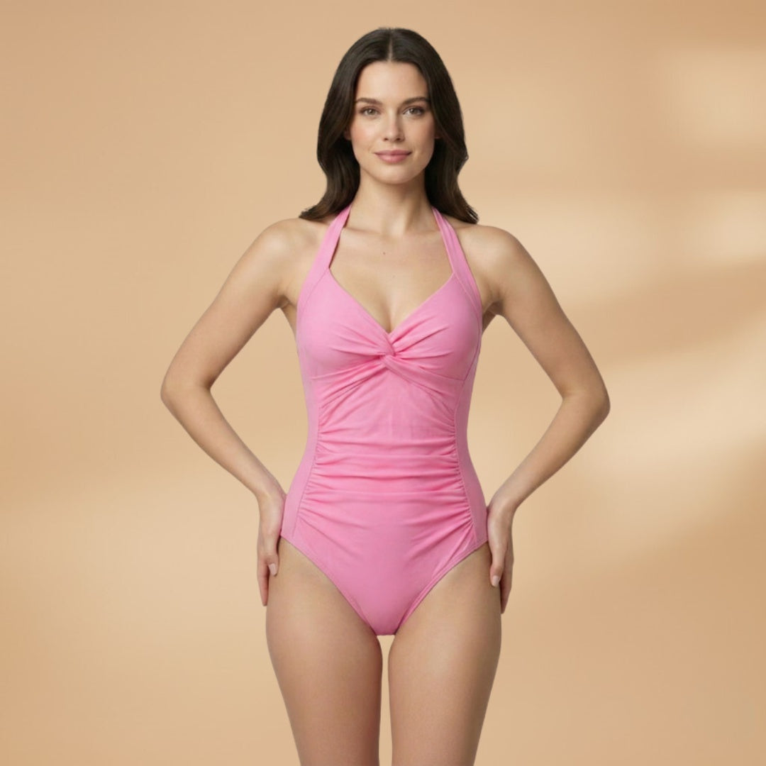 Elegante fato de banho inteiro com detalhe torcido no decote halter, moda praia feminina.