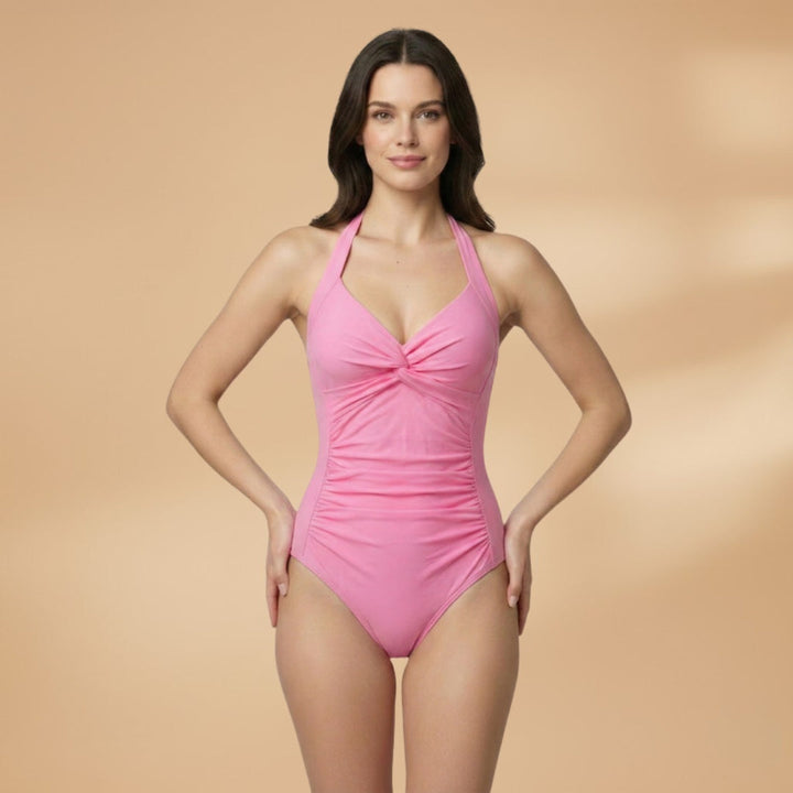 Elegante fato de banho inteiro com detalhe torcido no decote halter, moda praia feminina.